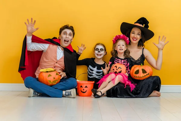 Madre Padre Sus Hijos Divierten Fiesta Feliz Familia Celebrando Halloween — Foto de Stock