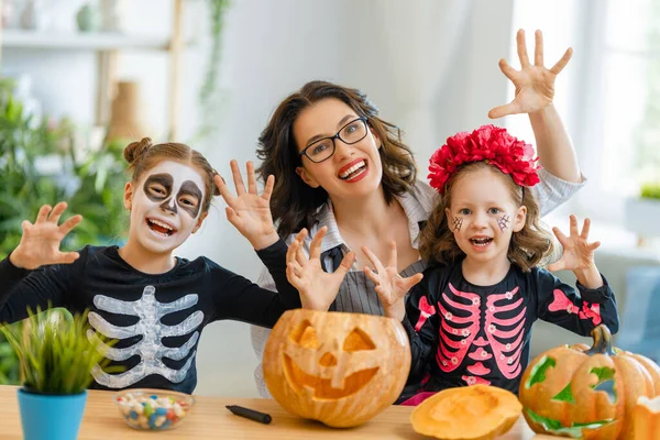 Szczęśliwa Rodzina Przygotowująca Się Halloween Matka Dzieci Strojach Karnawałowych Domu — Zdjęcie stockowe