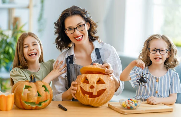 Счастливая Семья Готовится Хэллоуину Мать Ребенок Вырезают Тыквы Дома — стоковое фото