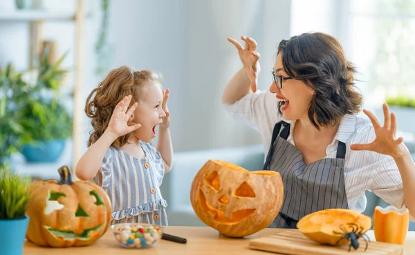 Šťastná Rodina Připravuje Halloween Matka Dítě Vyřezávají Dýně Doma — Stock fotografie