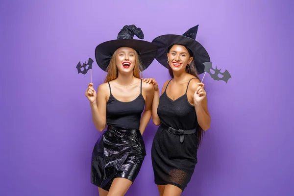 Mutlu Cadılar Bayramı Siyah Cadı Kostümlü Iki Genç Kadın Mor — Stok fotoğraf