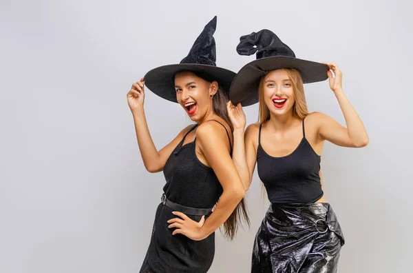 Mutlu Cadılar Bayramı Siyah Cadı Kostümlü Iki Genç Kadın Beyaz — Stok fotoğraf