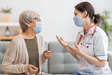 Coronavirus ve grip salgını sırasında maske takan doktor ve son sınıf öğrencisi. Virüs koruması. COVID-2019. Maske takıyor.