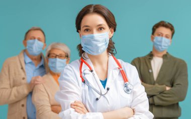 Doktor ve yaşlı çift koronavirüs ve grip salgını sırasında maske takıyor. Virüs koruması, ev karantinası. COVID-2019. Maske takıyor. Mavi arkaplan üzerinde insanlar.