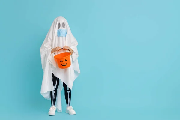 Boldog Halloweent Aranyos Gyerek Szellem Jelmezben Arcmaszkot Visel Védve Covid — Stock Fotó