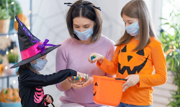 Šťastná Rodina Slaví Halloween Matka Děti Obličejových Maskách Chránících Před — Stock fotografie