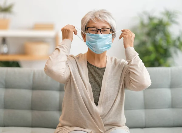 Mujer Mayor Que Usa Mascarilla Facial Durante Coronavirus Brote Gripe — Foto de Stock