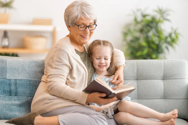 Бабушка Читает Книгу Внучке Семейный Праздник Единение — стоковое фото