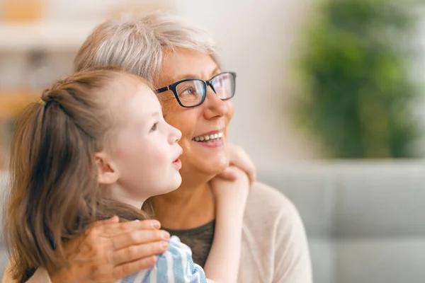 Ein Nettes Mädchen Und Ihre Großmutter Genießen Den Sonnigen Morgen — Stockfoto