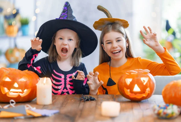 Lindas Niñas Con Calabaza Tallada Familia Feliz Preparándose Para Halloween — Foto de Stock