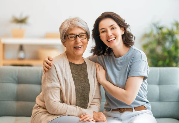 Schöne Mutter Und Tochter Umarmen Sich Reden Und Lächeln Während — Stockfoto