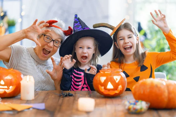 Família Feliz Celebrando Halloween Avó Filhos Casa — Fotografia de Stock