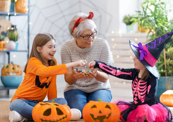 Szczęśliwa Rodzina Świętuje Halloween Babcia Dzieci Domu — Zdjęcie stockowe