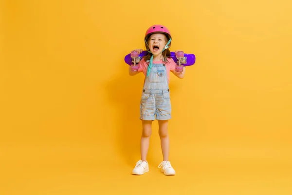 Infancia Tiempo Feliz Lindo Niño Con Monopatín Sobre Fondo Pared —  Fotos de Stock