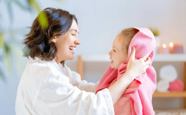 Família Feliz Mãe Filha Criança Menina Estão Cuidando Pele Banheiro — Fotografia de Stock