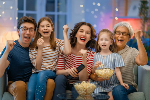 快乐的家庭在家里看放映机 爆米花电影 爸爸和女儿在一起 — 图库照片