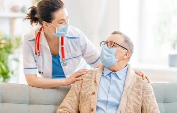 Doktor Kıdemli Adam Koronavirüs Grip Salgını Sırasında Maske Takıyor Virüs — Stok fotoğraf