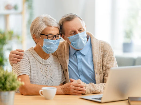 Pareja Mayor Que Usa Mascarillas Faciales Durante Coronavirus Brote Gripe —  Fotos de Stock