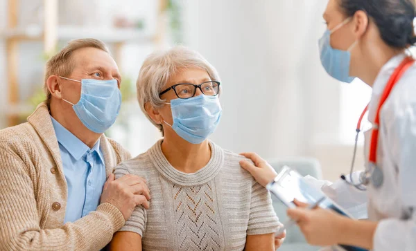 Doktor Yaşlı Çift Koronavirüs Grip Salgını Sırasında Maske Takıyor Virüs — Stok fotoğraf