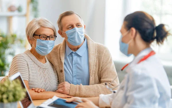 Médico Casal Idosos Usando Máscaras Durante Coronavírus Surto Gripe Protecção — Fotografia de Stock