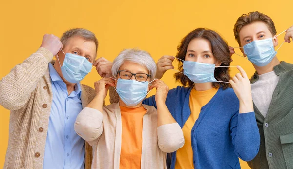 Família Está Usando Máscaras Durante Surto Coronavírus Gripe Proteção Contra — Fotografia de Stock