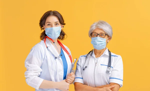 科罗纳韦和流感爆发时 一组医生头戴口罩 病毒和疾病防护 家庭隔离 Covid 2019 — 图库照片