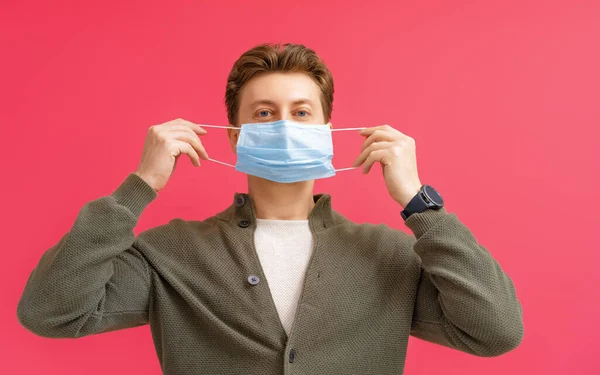 Hombre Joven Usando Mascarilla Facial Durante Coronavirus Brote Gripe Protección —  Fotos de Stock