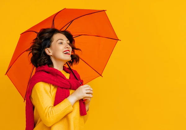 Glückliche Emotionale Junge Frau Mit Orangefarbenem Regenschirm Lacht Auf Gelbem — Stockfoto