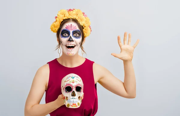 Schattige Zombie Bloemenkrans Poseren Witte Achtergrond Gelukkige Vrouw Met Halloween — Stockfoto