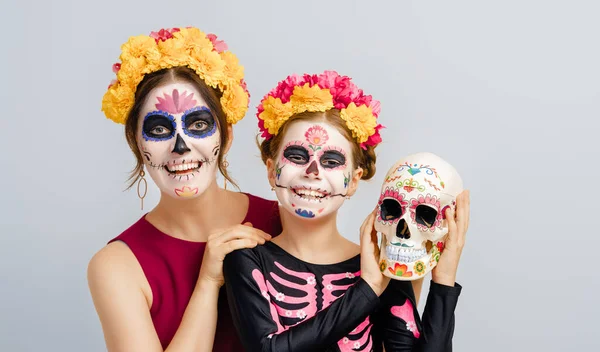 Adoráveis Zumbis Coroas Flores Posando Fundo Amarelo Família Feliz Com — Fotografia de Stock