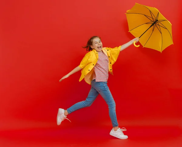 Criança Emocional Feliz Rindo Pulando Criança Com Guarda Chuva Amarelo — Fotografia de Stock