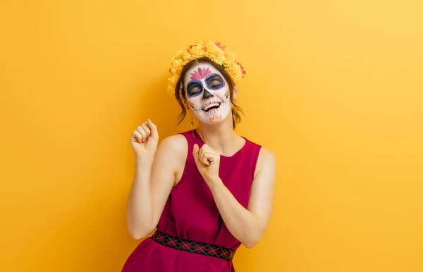 Adorável Zumbi Coroa Flores Posando Fundo Amarelo Mulher Feliz Com — Fotografia de Stock