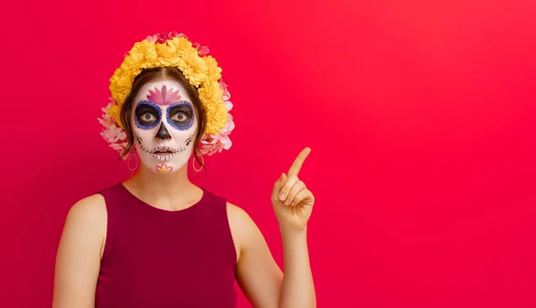 Adorable Zombi Corona Flores Posando Sobre Fondo Rojo Mujer Feliz —  Fotos de Stock