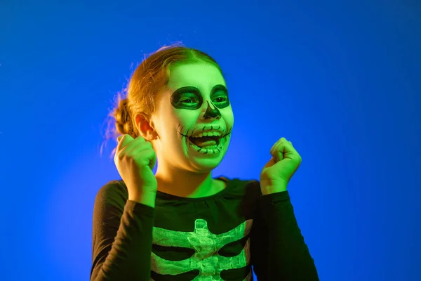 Grattis Halloween Söt Liten Skelett Fest Färgglad Belysning — Stockfoto