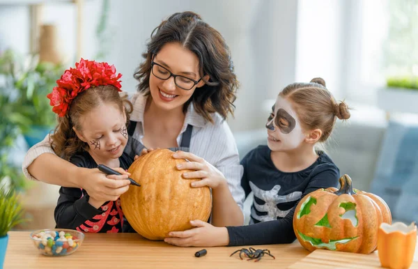 Onnellinen Perhe Valmistautuu Halloweeniin Äiti Lapset Karnevaalipuvuissa Kotona — kuvapankkivalokuva