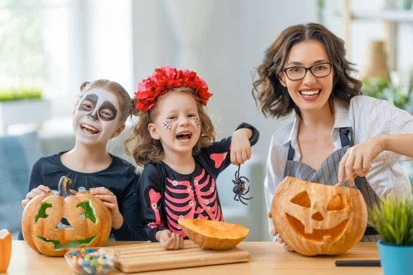 Onnellinen Perhe Valmistautuu Halloweeniin Äiti Lapset Karnevaalipuvuissa Kotona — kuvapankkivalokuva