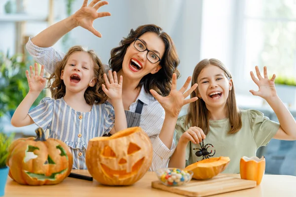 Šťastná Rodina Připravuje Halloween Matka Dítě Vyřezávají Dýně Doma — Stock fotografie