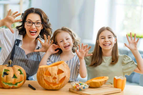 Šťastná Rodina Připravuje Halloween Matka Dítě Vyřezávají Dýně Doma — Stock fotografie