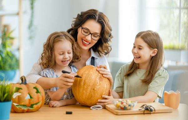 Šťastná Rodina Připravuje Halloween Matka Dítě Vyřezávají Dýně Doma — Stock fotografie