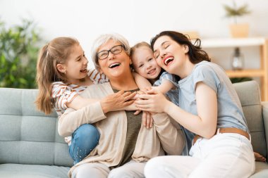 Hoş bir kız, anneleri ve büyükanneleri evde birlikte vakit geçiriyorlar.. 