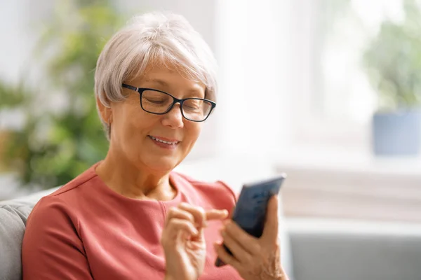 Joyeux Belle Femme Âgée Utilise Smartphone Assis Sur Canapé Maison — Photo