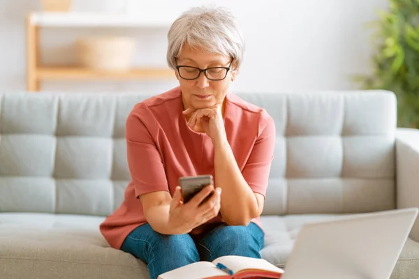 Radosna Piękna Starsza Kobieta Używa Smartfona Siedzącego Kanapie Domu — Zdjęcie stockowe