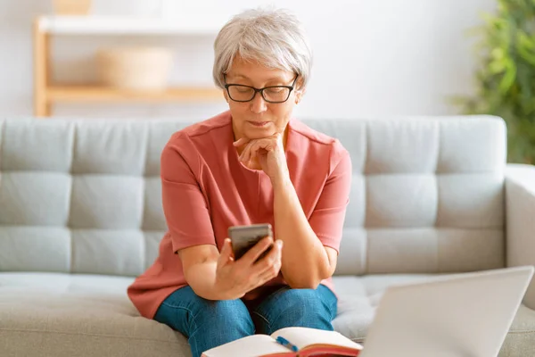 Joyful Bela Mulher Sênior Está Usando Smartphone Sentado Sofá Casa — Fotografia de Stock