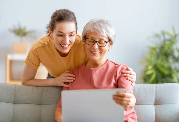 Junge Und Ältere Frauen Nutzen Laptop Tochter Hilft Mutter Spaß — Stockfoto