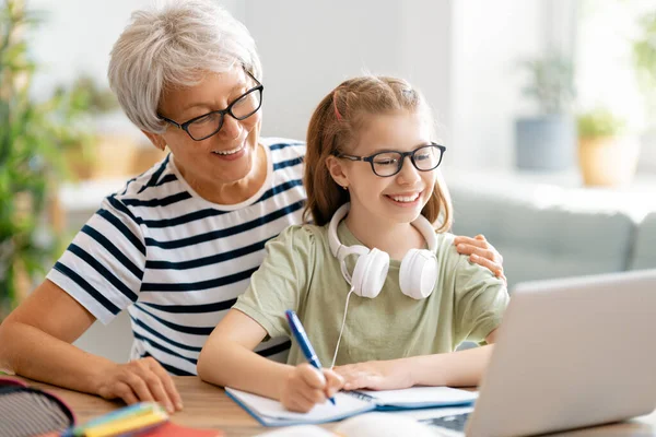 Zurück Zur Schule Glückliche Kinder Und Erwachsene Sitzen Schreibtisch Mädchen — Stockfoto