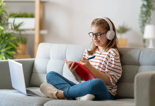 Terug Naar School Gelukkig Kind Zit Bank Meisje Doet Huiswerk — Stockfoto