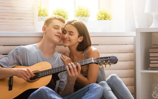 Šťastný Zamilovaný Pár Ohromující Smyslný Portrét Mladého Stylového Páru Interiéru — Stock fotografie