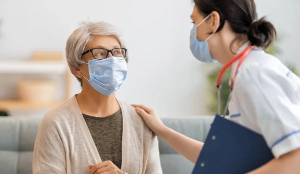 Dottore Donna Anziana Che Indossano Maschere Durante Coronavirus Epidemia Influenza — Foto Stock
