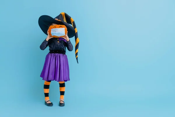 Šťastný Halloween Roztomilá Malá Čarodějka Dýní Obličejovou Maskou Chránící Před — Stock fotografie