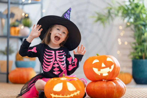 Criança Bonita Com Abóbora Esculpida Menina Feliz Preparando Para Halloween — Fotografia de Stock